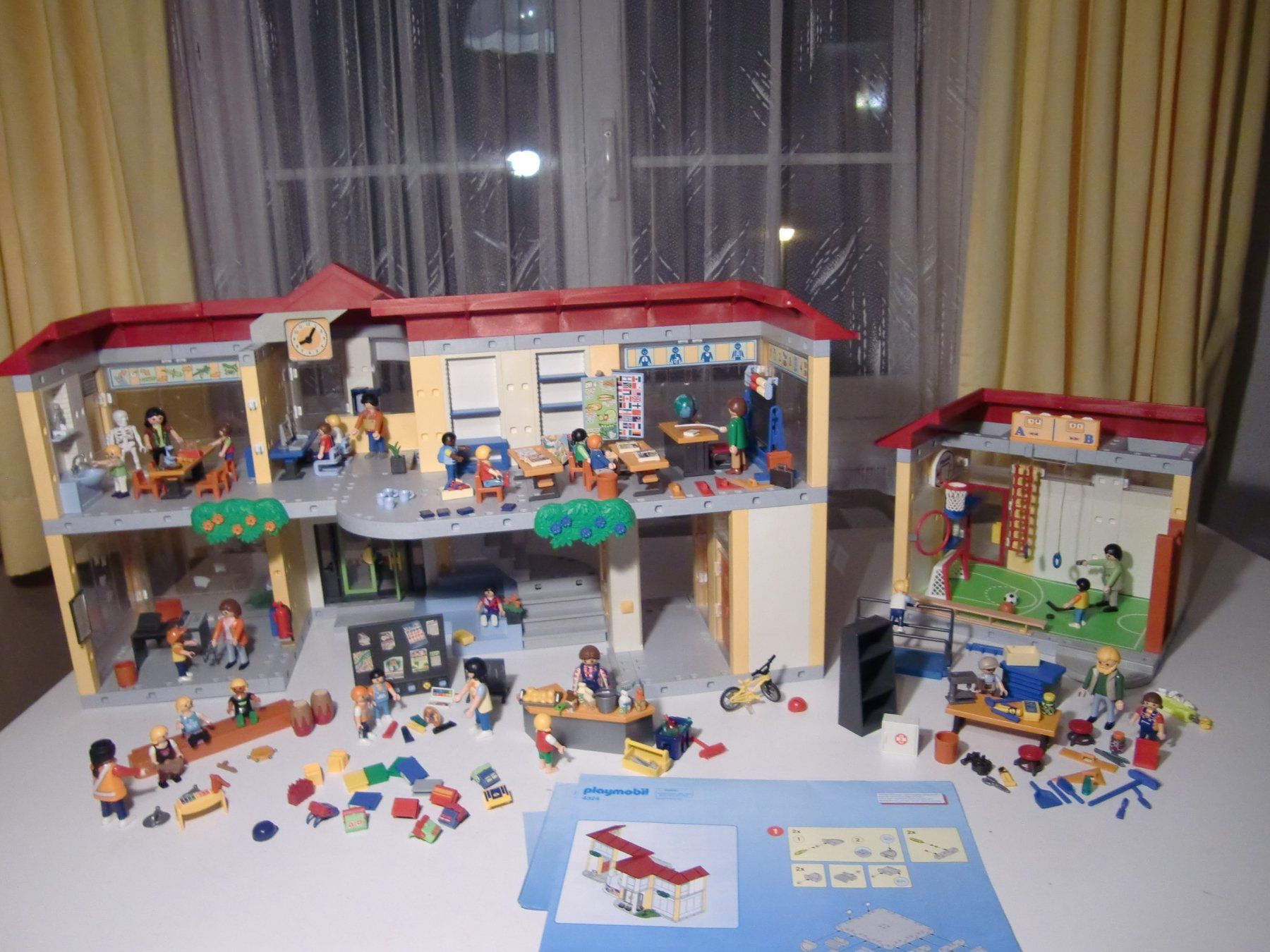 Playmobil Spielzeuge: Playmobil Grosse Schule + Turnhalle - RIESIG – Gebraucht aus Arbon von 200sterne