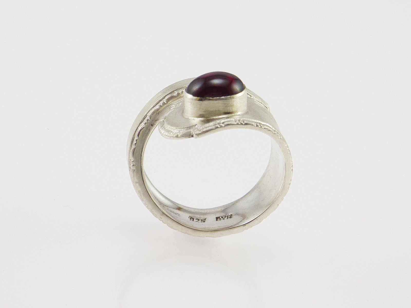 Ringe: Offener Silberring mattiert mit ovalem Granat – Neu und originalverpackt aus Meilen von Byrd-bijoux 1