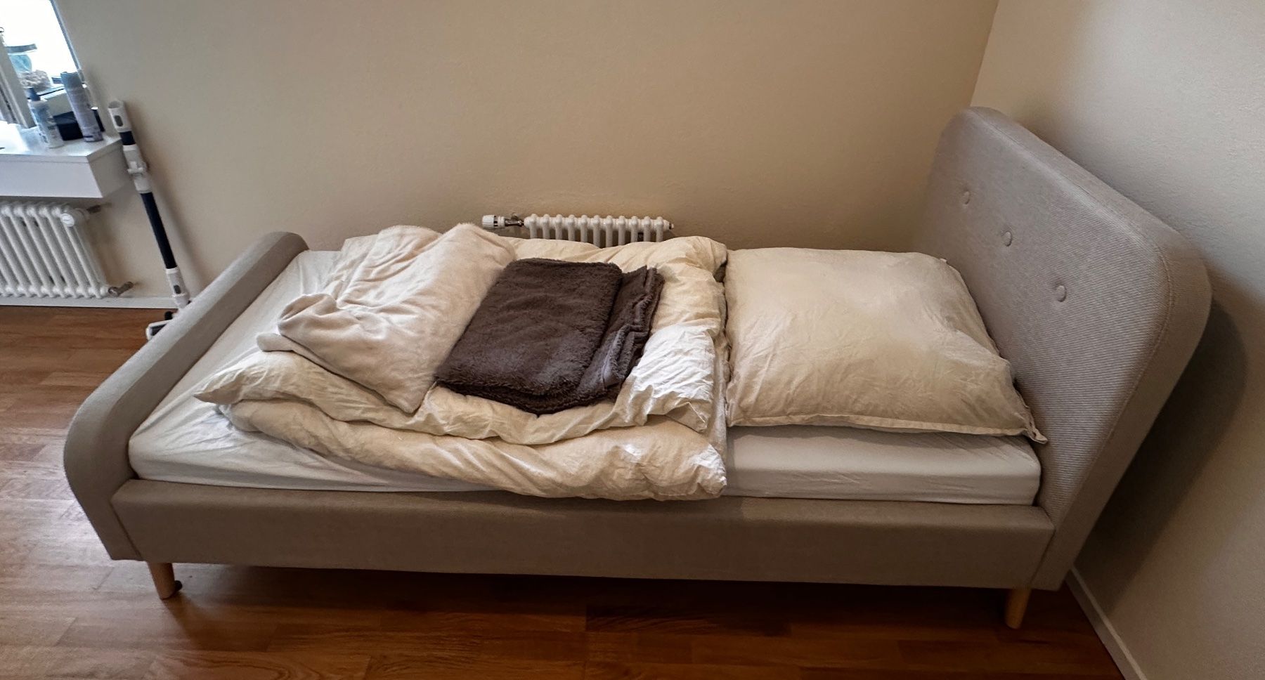 Jysk Letti: Bett Gestell mit Kopfteil grau sehr gut – Nuovo (secondo la descrizione) da Zürich venduto da ber_jp9b 1