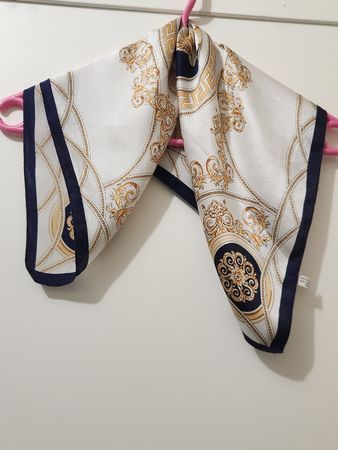Foulard en soie 53x53cm motif baroque 