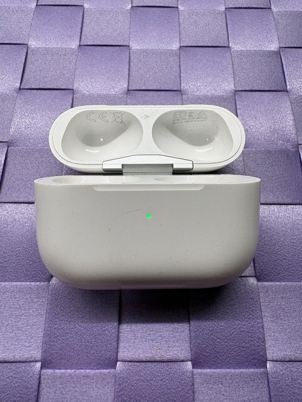 Apple Cuffie: Apple AirPods Pro 1 charging case (A2190). – Usato da Lausanne venduto da Zorrus77