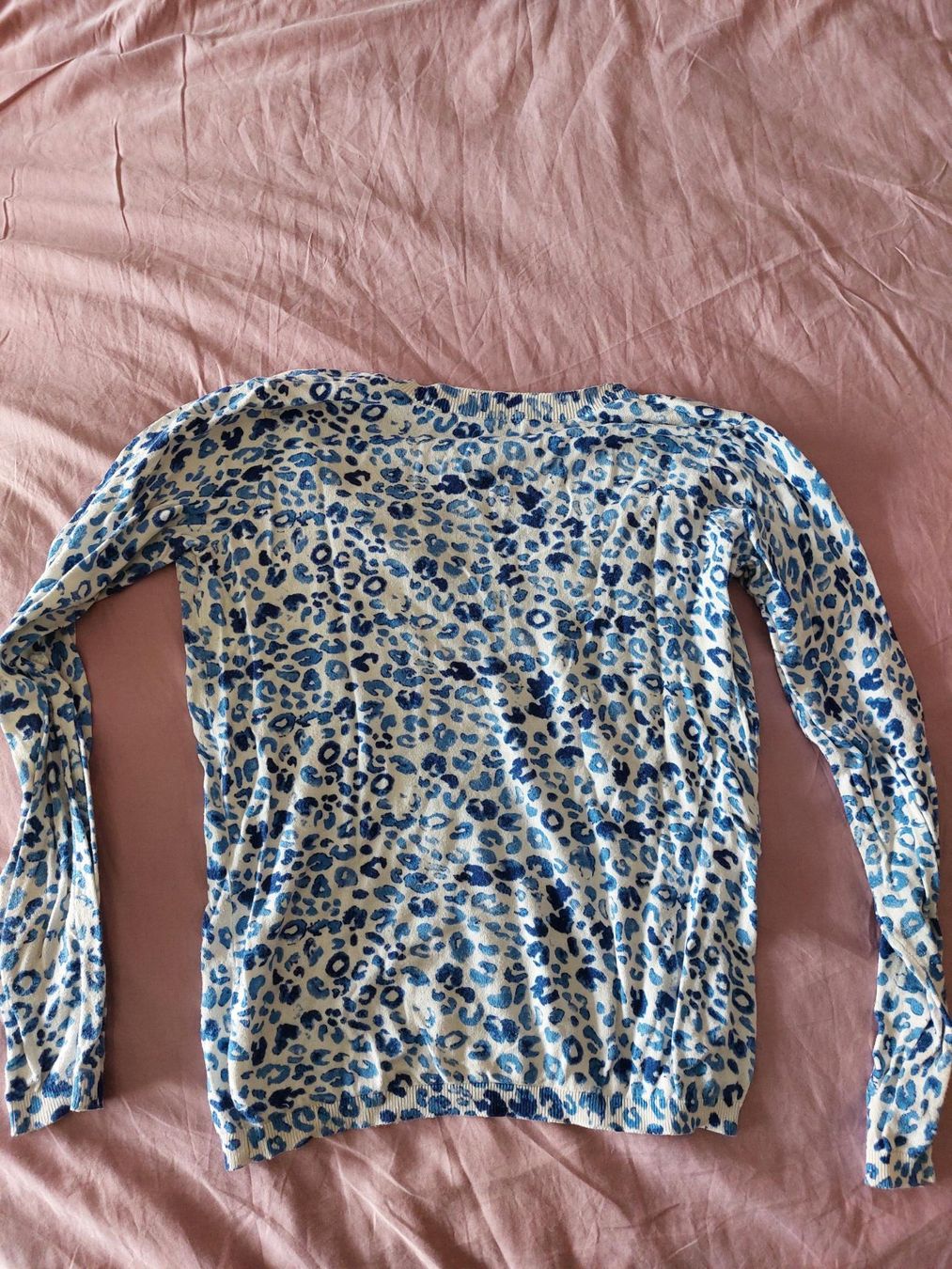 Pullover & Sweatshirts: Très joli pull col V léopard bleu Monoprix Taille 2 – Gebraucht aus Ostermundigen von jul_7t8v 3
