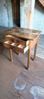 holztischchen mit zwei Schubladen zum herrichten