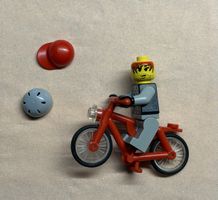 1 STÜCK  Lego Figur mit Velo und Helm, Rarität!