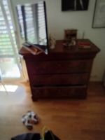 Commode en bois massif avec trois tiroirs bon état