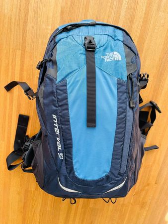 Sac à dos North Face  bleu bon état.