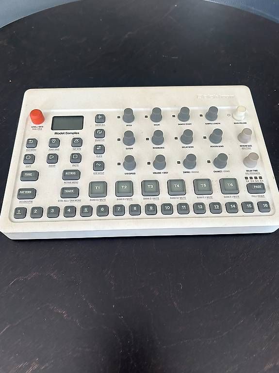 Strumenti musicali: Elektron Model Samples Groovebox Sampler Drum Machine – Usato da Bern venduto da lor_s9hx