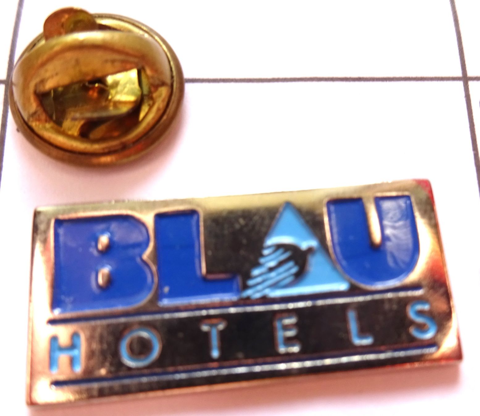 Placchette & Badge: Pin HOTELS  BLAU – Usato da Utzenstorf venduto da BUtter81
