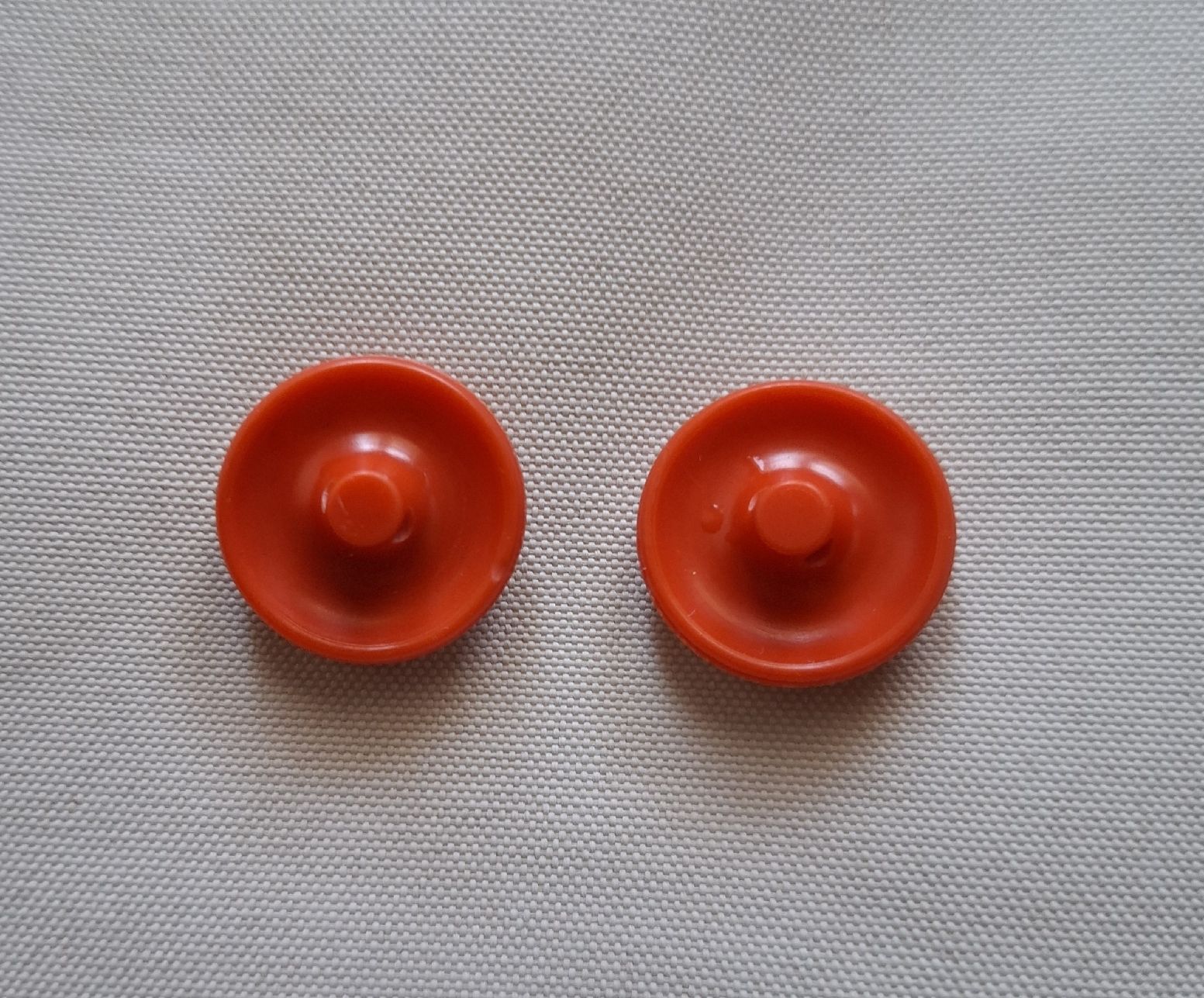 Bottoni: 2 orange-rote Glasknöpfe mit Blumenmuster, 18 mm. – Usato da Dietikon venduto da Hirschkopf 2