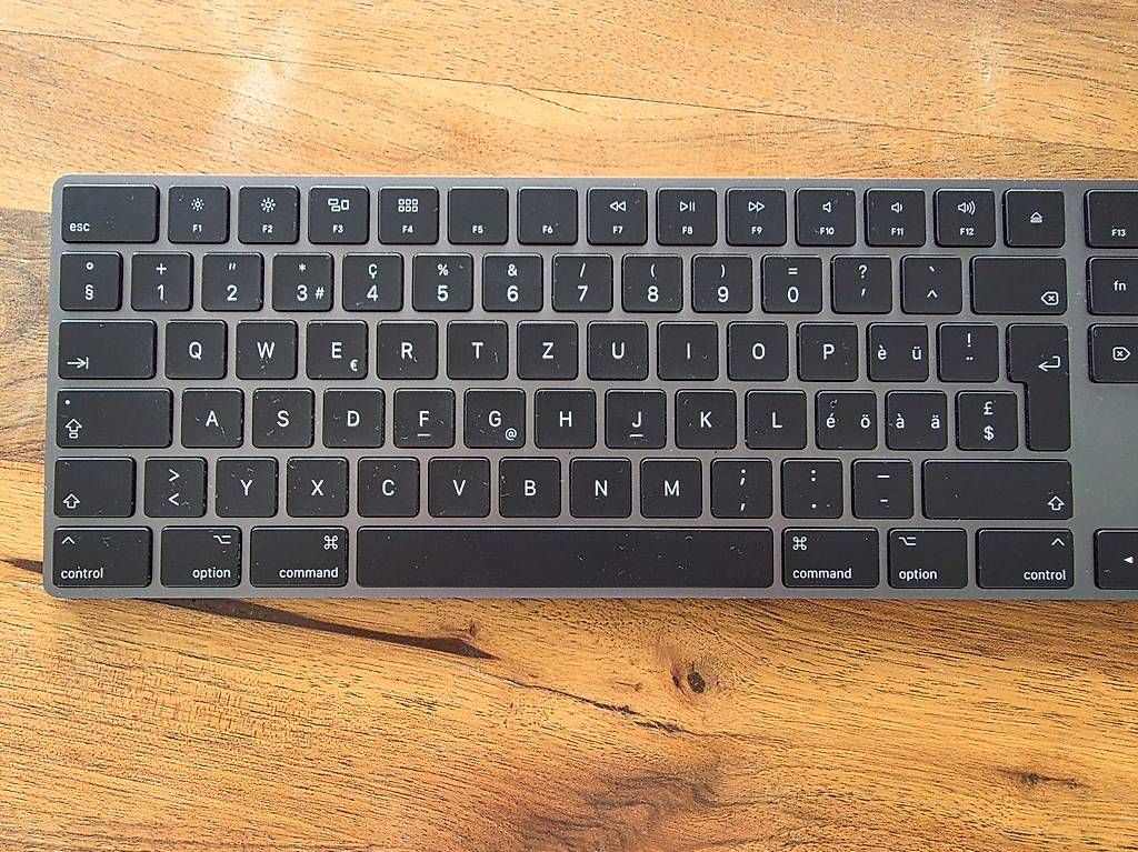 Tastiere: Apple Magic Keyboard A1843 CH Space Grau Ziffernblock – Usato da Dietlikon venduto da Bonamesa 1