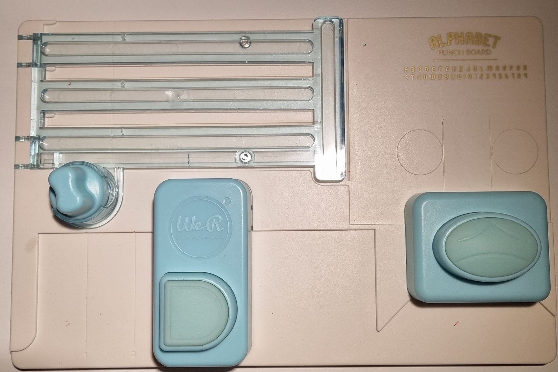 Kit bricolage: Alphabet Punch Board von We R Memory Keepers – Usato da Konolfingen venduto da fiirabe66 1