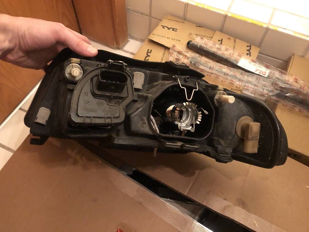 Scheinwerfer: Audi A4/S4 B5 Xenon Scheinwerfergehäuse  – Gebraucht aus Winterthur von and_sz6r 1