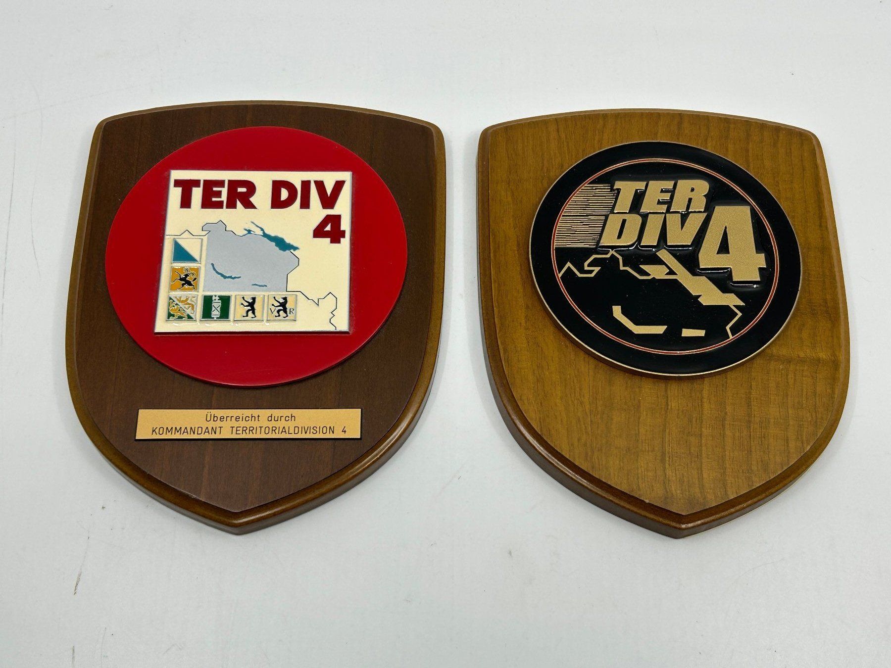 Armée suisse Uniformes: 2 Crest der Territorialdivision 4 (Armee 95) – D'occasion à Berikon par DGC-1995