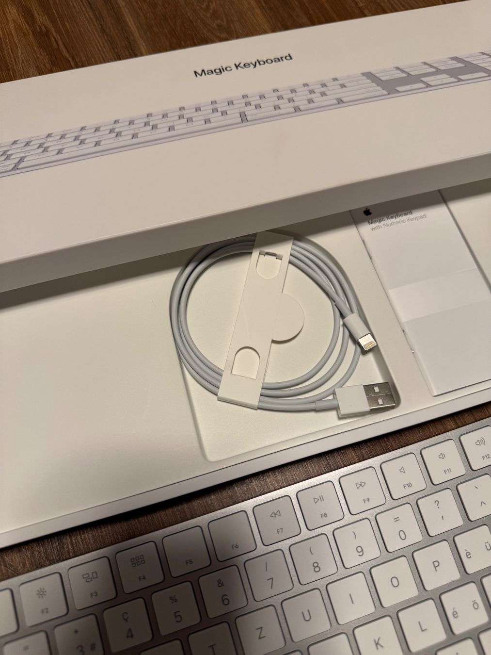 Apple Tastaturen: APPLE Wireless Magic Keyboard mit Ziffernblock - CH-Layout – Gebraucht aus Dottikon von Lf1120fl
