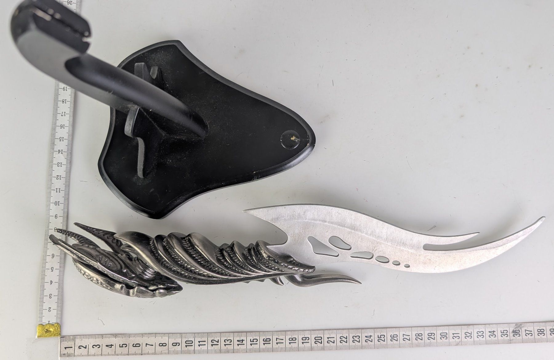 Tutte le decorazioni: Alien Messer mit Ständer, Deko Messer, scharf – Usato da Zürich venduto da axolottchen 1