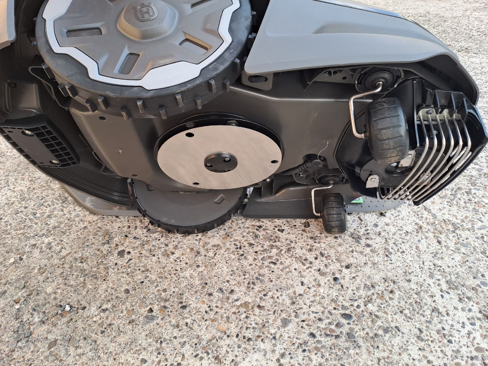Husqvarna Tagliaerba: Husqvarna Automower 305 E Nera – Nuovo (secondo la descrizione) da Gossau SG venduto da MX450 3