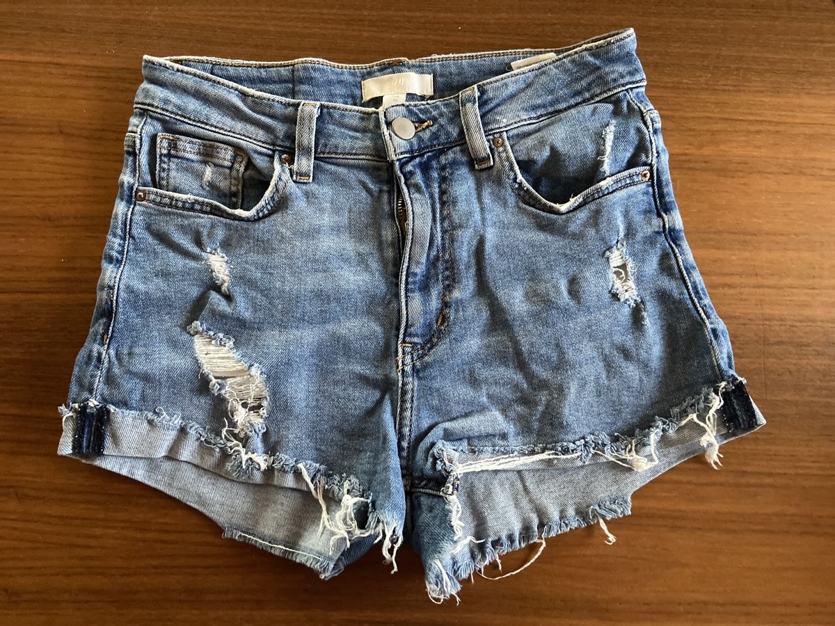 H&M Jeans: Jeans Shorts Grösse 36 – Gebraucht aus Unterentfelden von Lavach