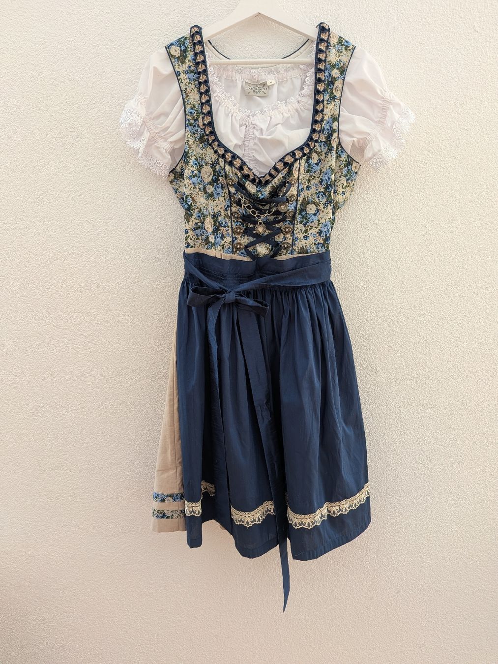 C&A Vestiti: Dirndl mit Bluse Gr. 42 – Nuovo (secondo la descrizione) da Läufelfingen venduto da cb90