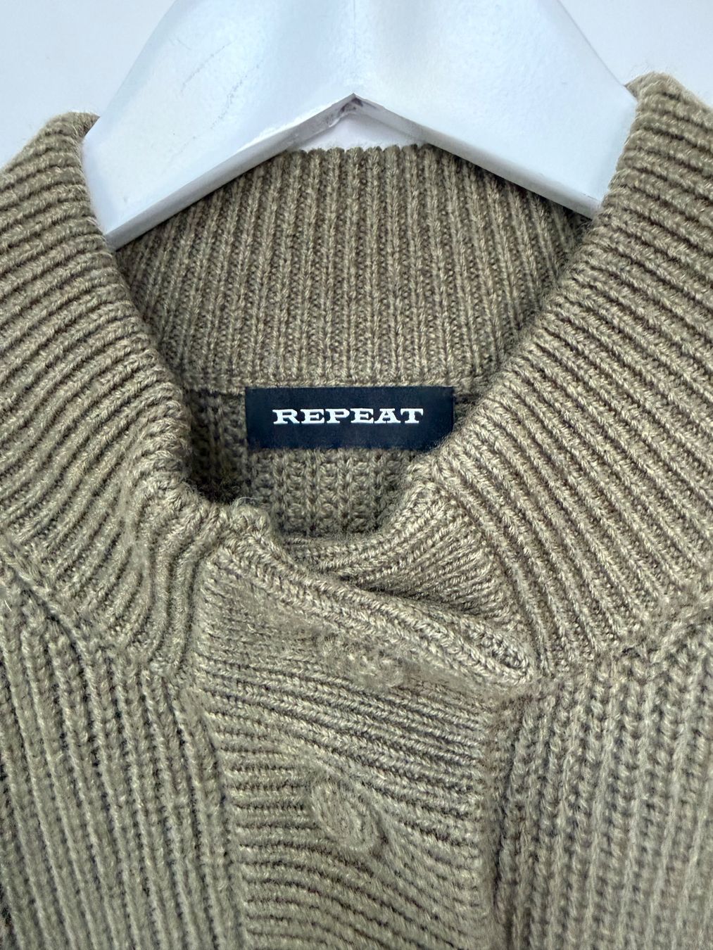 Repeat Maglioni & Felpe: REPEAT Strickpullover mit Puffärmeln – Khaki / Olivgrau – Nuovo (secondo la descrizione) da St-Sulpice VD venduto da Nnie 5