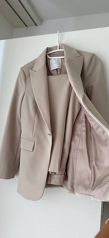 Completi & Tailleur: Anzugsset Mango in Grösse 32 in Beige – Usato da Steffisburg venduto da mde_sf5x 1