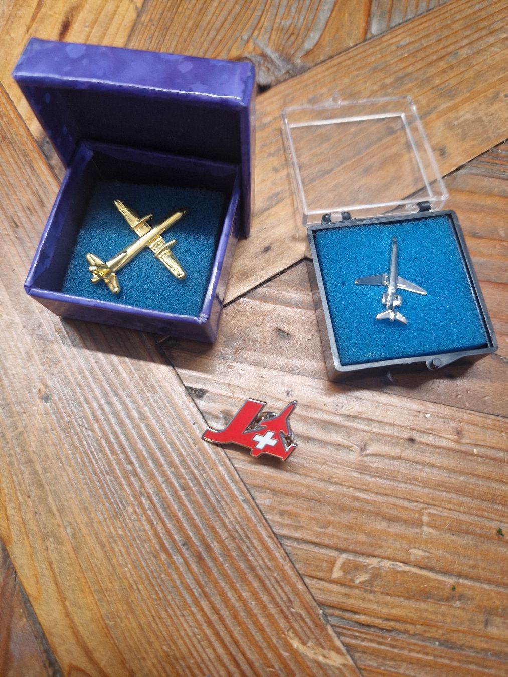 Broschen & Nadeln: Flugzeug Pins, 1x Crossair – Gebraucht aus Wettingen von SC_8777