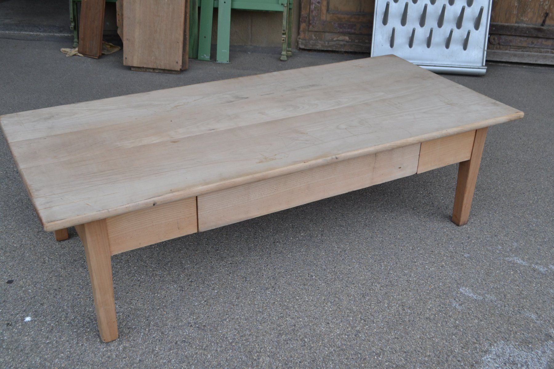 Tavoli: Antiker Couchtisch mit Schublade – Usato da Wil SG venduto da Athi 2