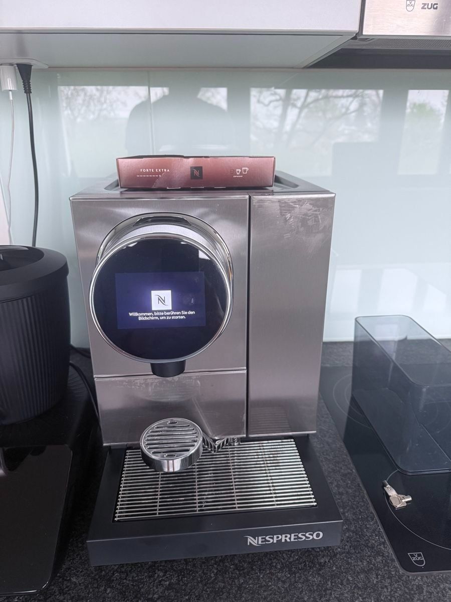 Nespresso Machines à café & Machines à expresso: Nespresso Momento 100 – D'occasion à Zürich par vgp_1
