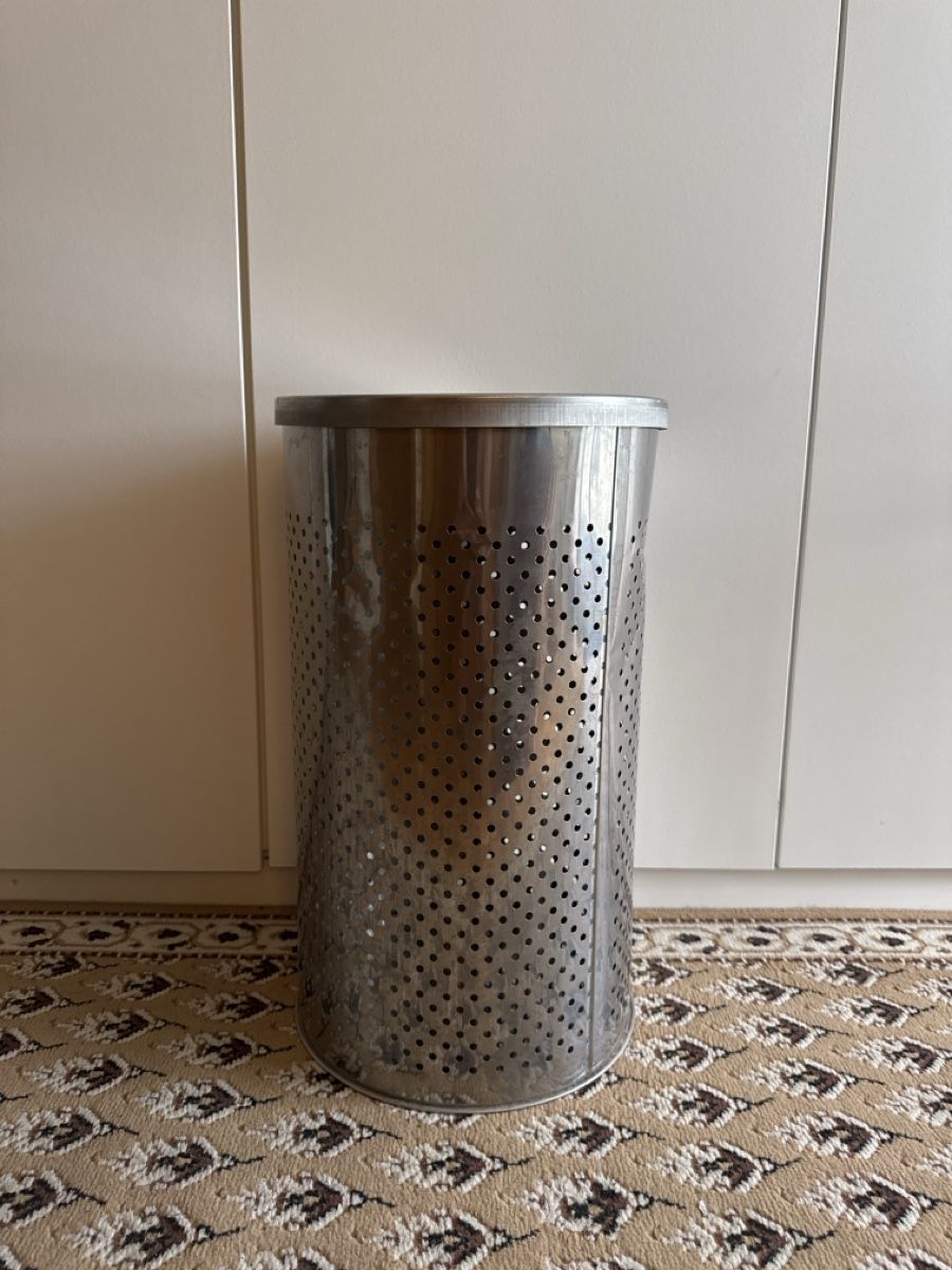 Sonstiges für Haushalt & Wohnen: Perforated Metal Laundry Hamper Silver Cylindrical Shape – Gebraucht aus Thalwil von Maricortin