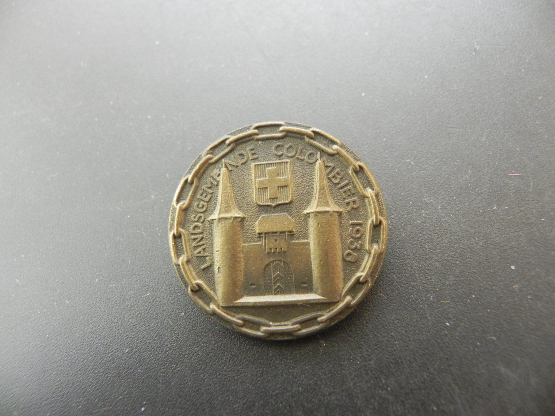 Broches & Aiguilles: Insigne Landsgemeinde Colombier 1938 – D'occasion à Biel/Bienne par Gogolozi