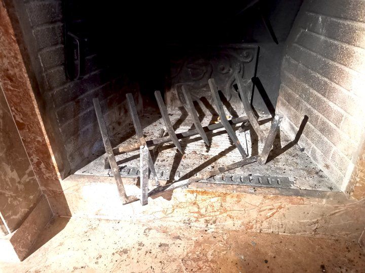 Cheminée: Chenets en fer forgé (porte bûches pour cheminée) – Gebraucht aus Ponts-de-Martel von Henri-Louis 1