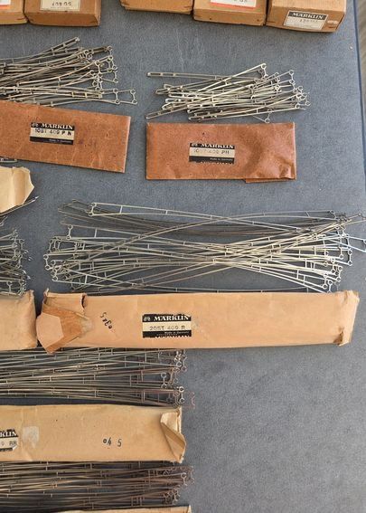Märklin Modelleisenbahnen: MÄRKLIN 409 Masten und Oberleitungen Spur H0 – Gebraucht aus Schenkon von Blech 4