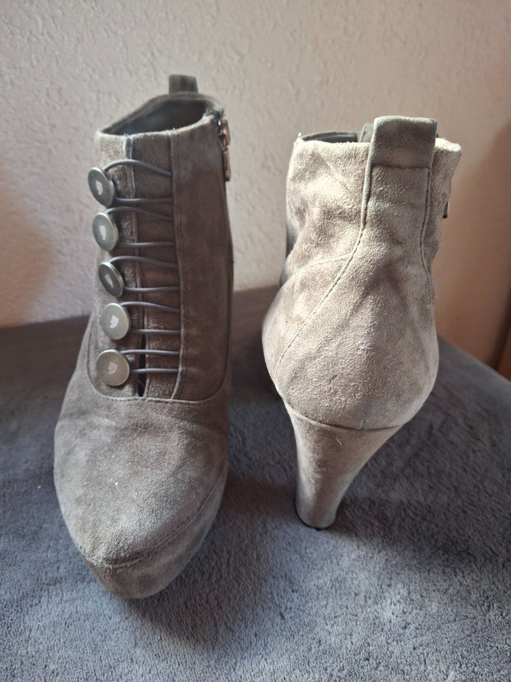 Comma Scarpe da donna: Bottines grises daim grandeur 39 marque Comma – Usato da Villiers venduto da san_jn5w 2