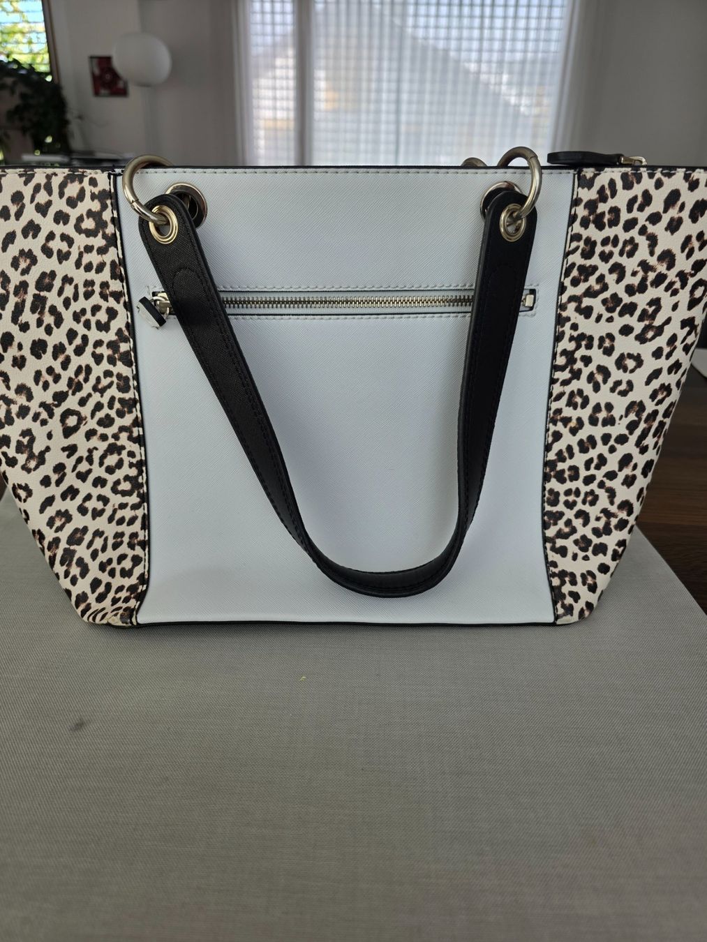 Guess Taschen für Damen: Handtasche Guess weiss Leopardmuster – Gebraucht aus Goldach von Gusi60 2