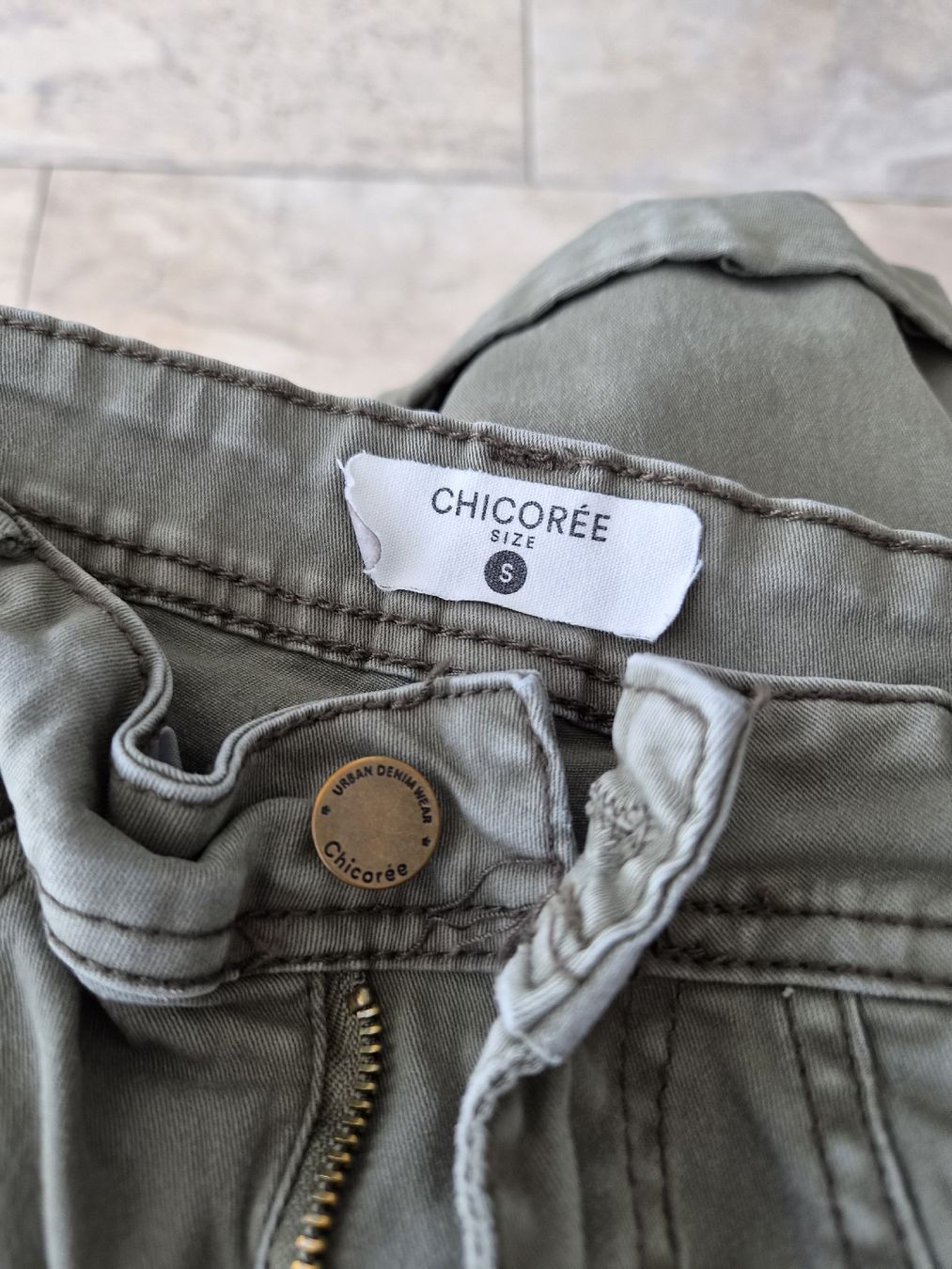 Pantaloni: Chicorée Bermuda Shorts Khaki, Grösse S – Usato da Niederrohrdorf venduto da Miripfiri 2