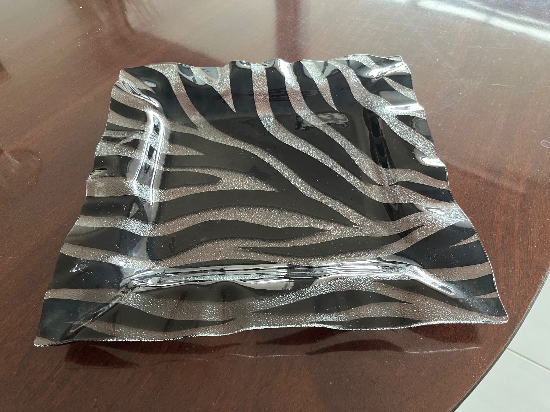 Servierplatten: Glasplatte mit Zebra-Muster, schwarz-weiss – Gebraucht aus Stetten AG von Brissago25 1