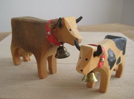 2 alte Holz Kühe / Trauffer