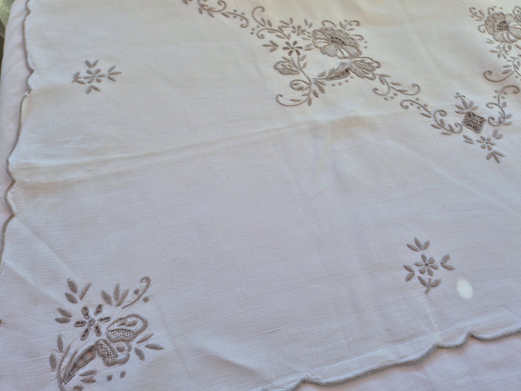 Altra biancheria da tavola: Handgestickte Tischdecke, Blumenmuster – Usato da Bern venduto da aronari 8