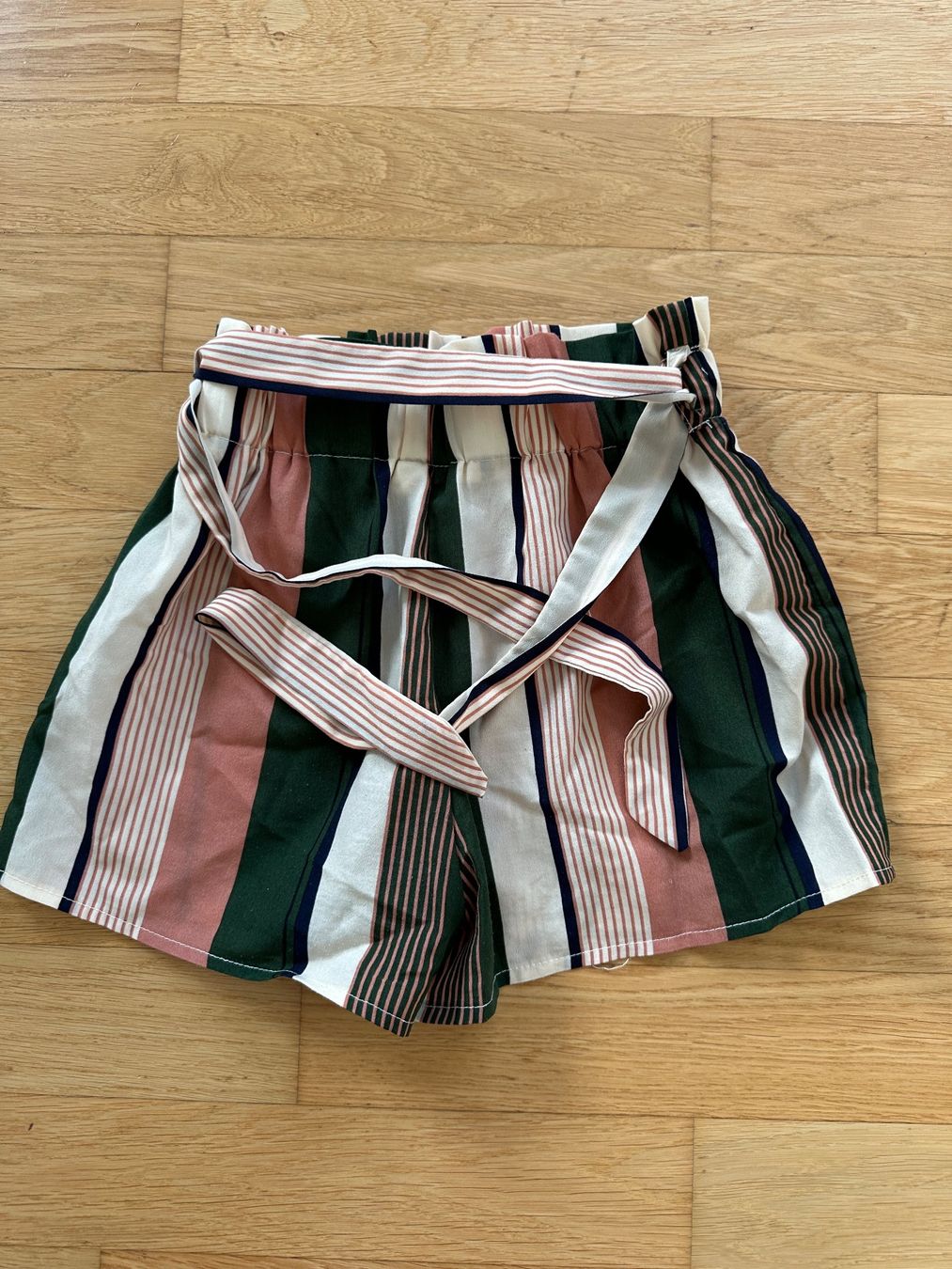 Lotti & Set di vestiti: Cooles Mädchen Kleiderpaket Gr. 140 – Usato da Willisau venduto da mattu02 6
