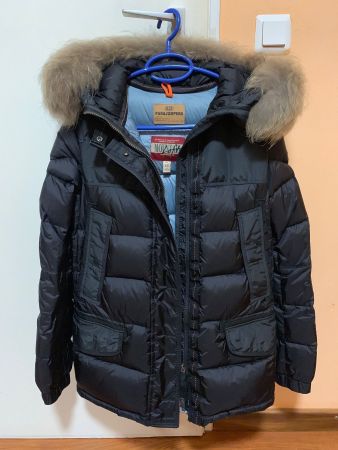 Parajumpers - Taillierte Daunenjacke mit Fellkragen in XS