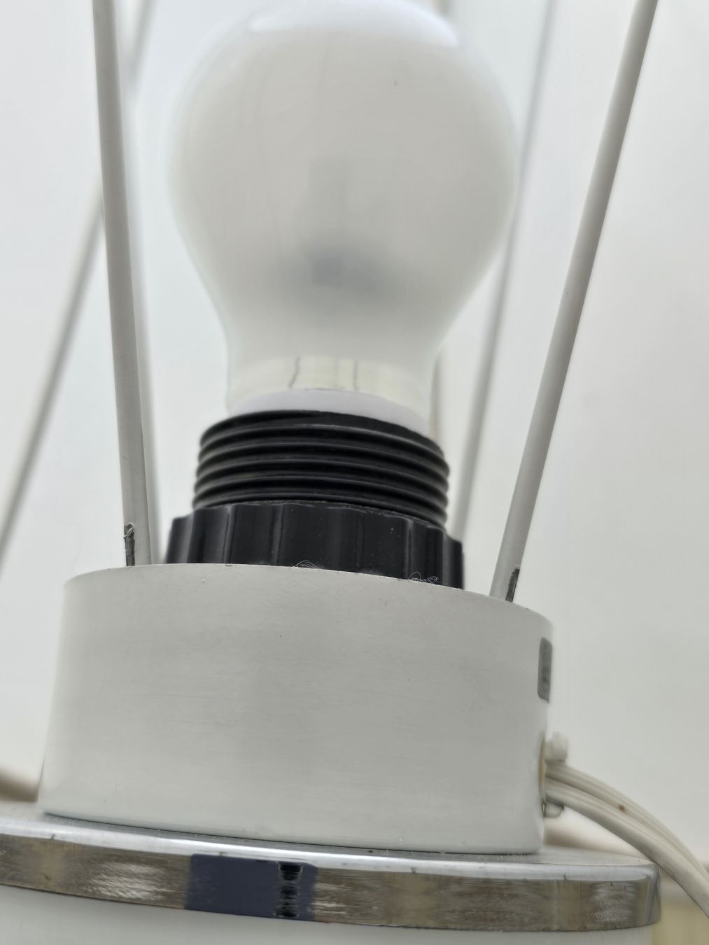 Lampade: Schöne Lampe, weisses Glas, Stoffschirm mit Fransenrand. – Usato da Walkringen venduto da Vanuca 3