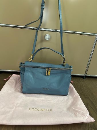 Coccinelle Handtasche Leder hellblau mit Schulterriemen