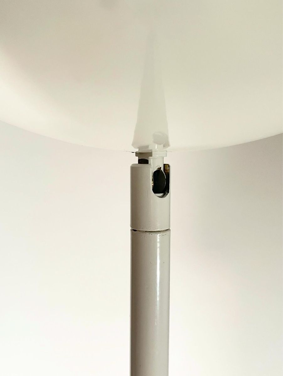 Lampade: Weisse Stehlampe, 1980 – Usato da St. Gallen venduto da fundstaette 5