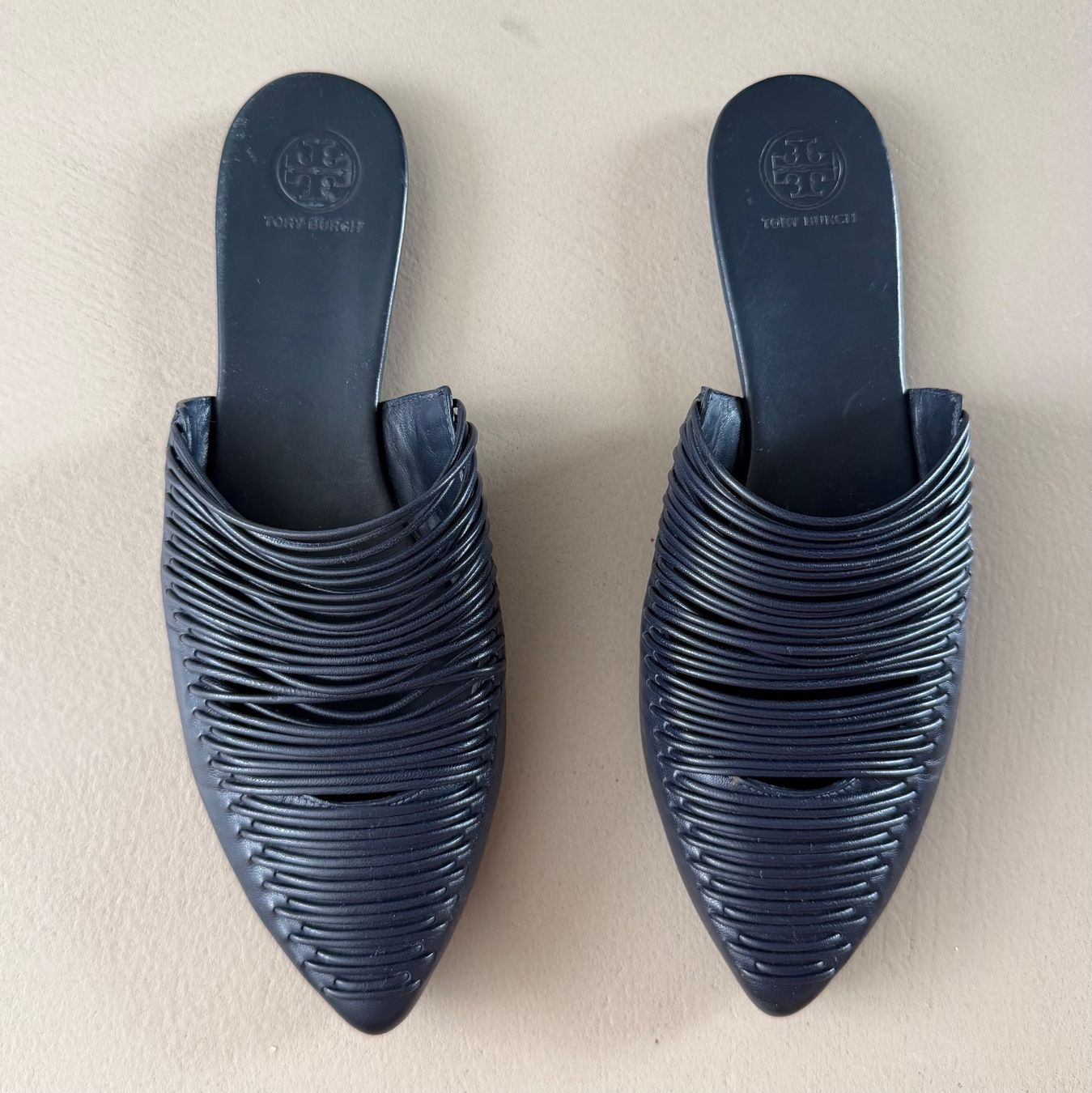 Tory Burch Scarpe da donna: TORY BURCH Sienna Flat Mules Slides 💙 – Usato da Zürich venduto da ClosetQueen