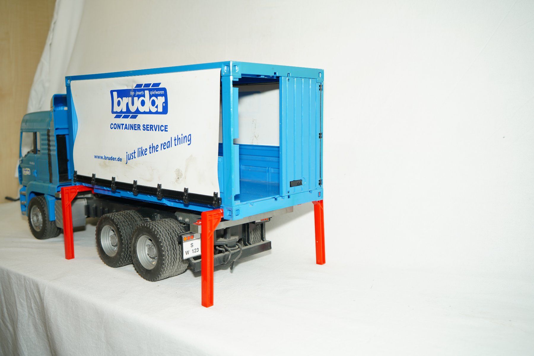 Bruder Spielzeuge: BRUDER Container-LKW – Gebraucht aus Ruswil von wil_9xhv