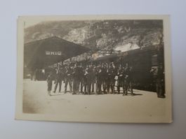 Alte kleine Fotografie Bahnhof Brig Soldaten um 1910 R35