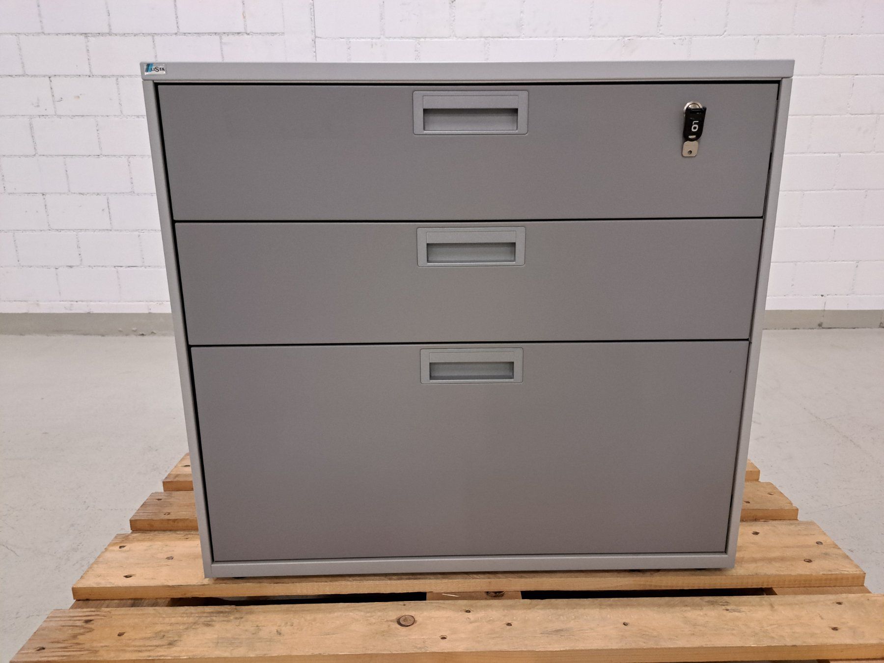 Lista Schränke: Sideboard Lista Office mit Schubladen grau – Gebraucht aus Embrach von lichttechnik