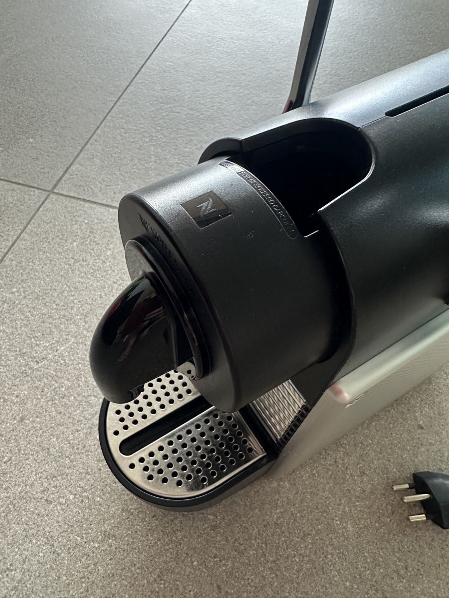 De'Longhi Macchine per caffè & Macchine per espresso: DeLonghi Nespresso Pixie EN124.s Kapselkaffee-Maschine – Usato da Baar venduto da renbee 1