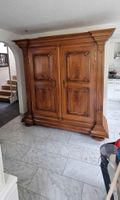 Wunderschöner antiker Massivholzschrank