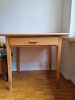 Kleiner Schreibtisch aus Holz