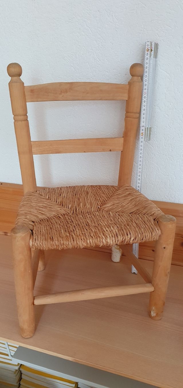 Sedie: Kinderstuhl und Hocker Holz mit Strohsitz – Usato da Bottmingen venduto da Nikdakind 1